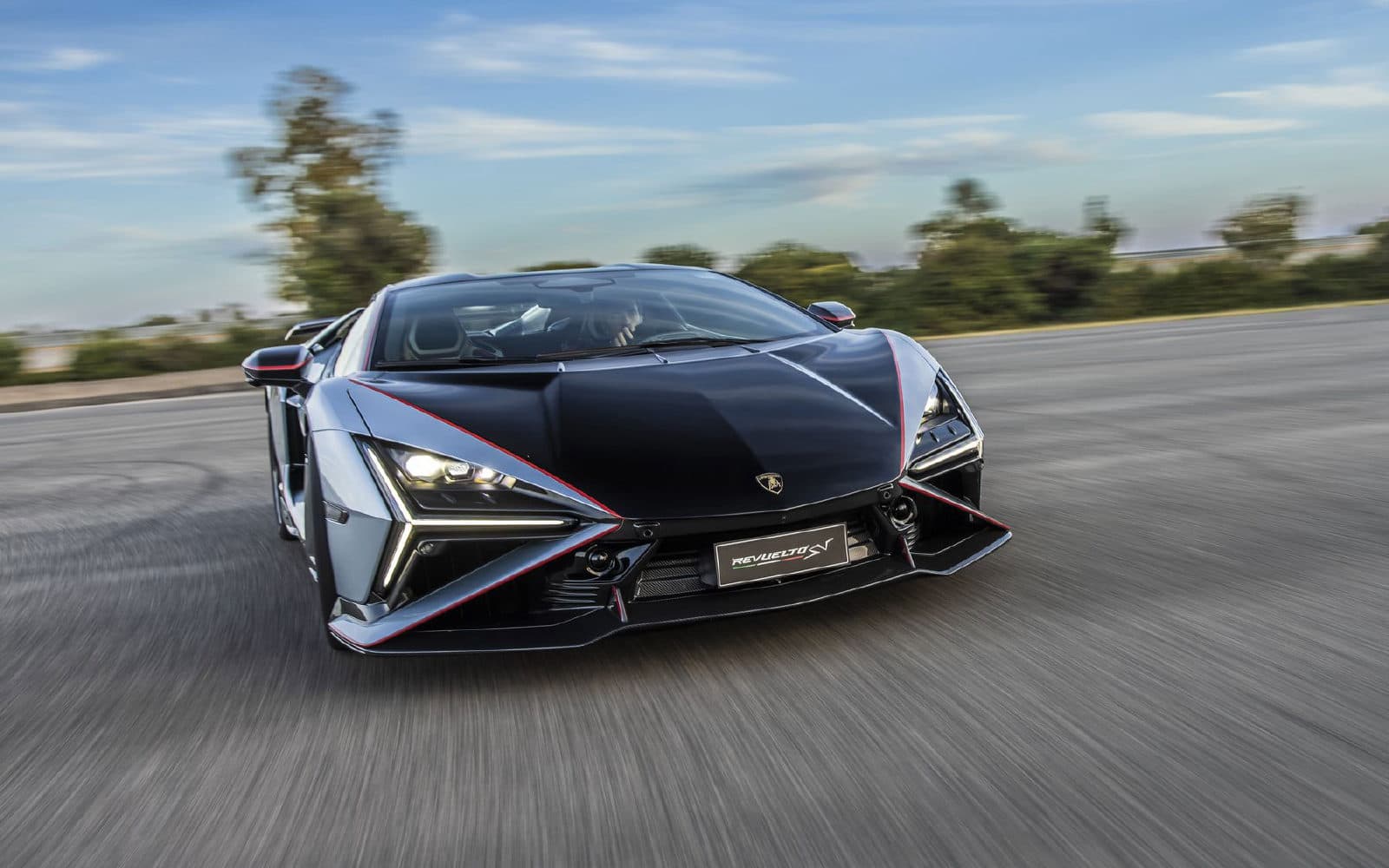 Первый тест нового суперкара Lamborghini Revuelto SV