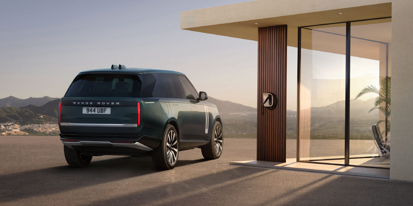 Темно-зеленый Range Rover