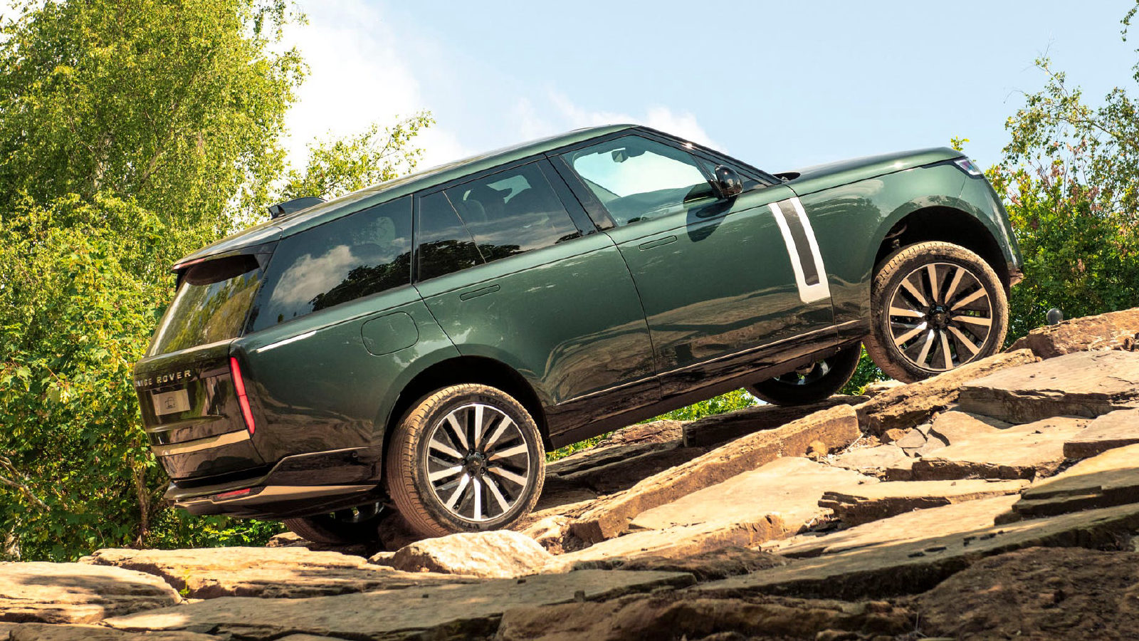 Зеленый Range Rover на камнях