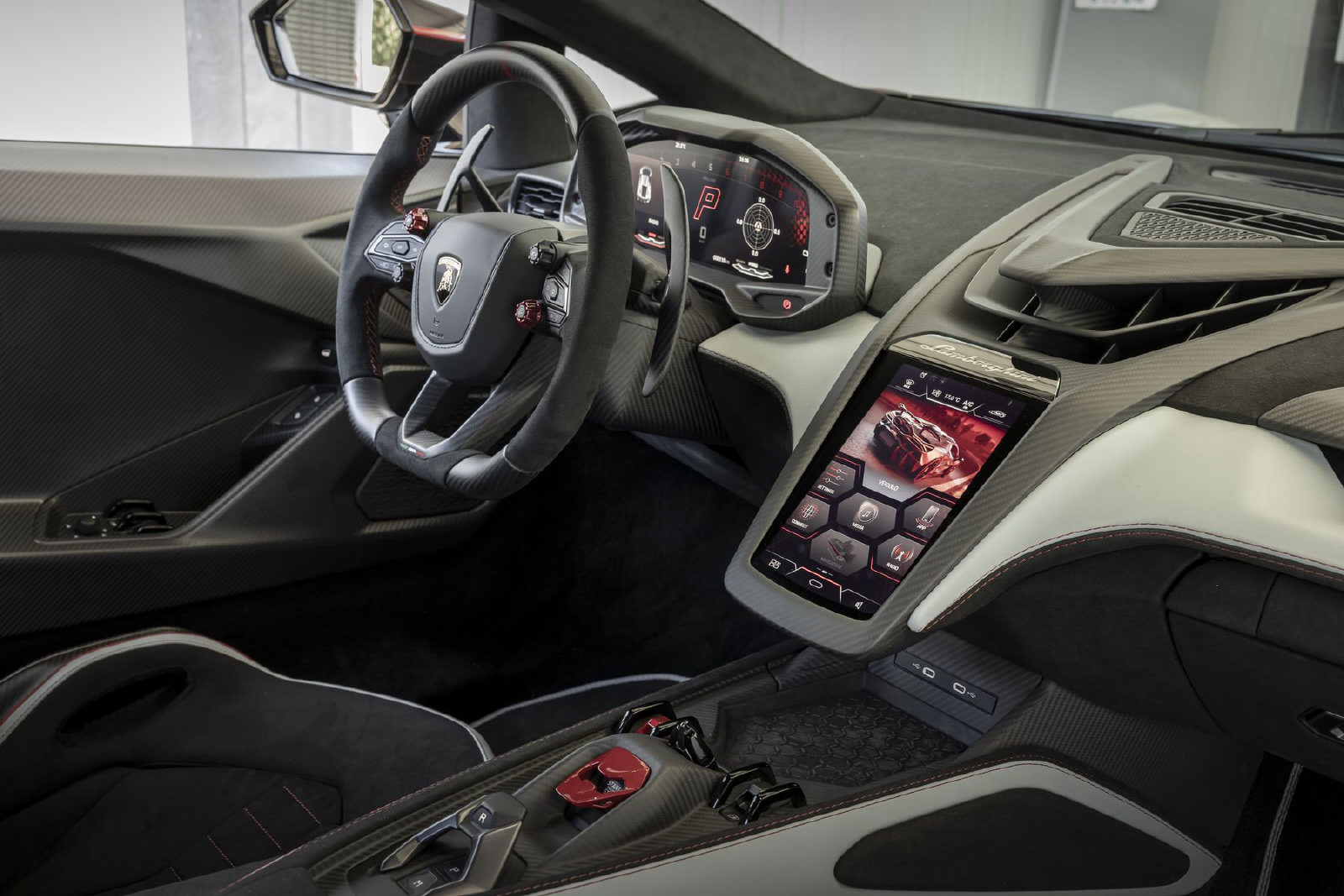 Интерьер Lamborghini Revuelto