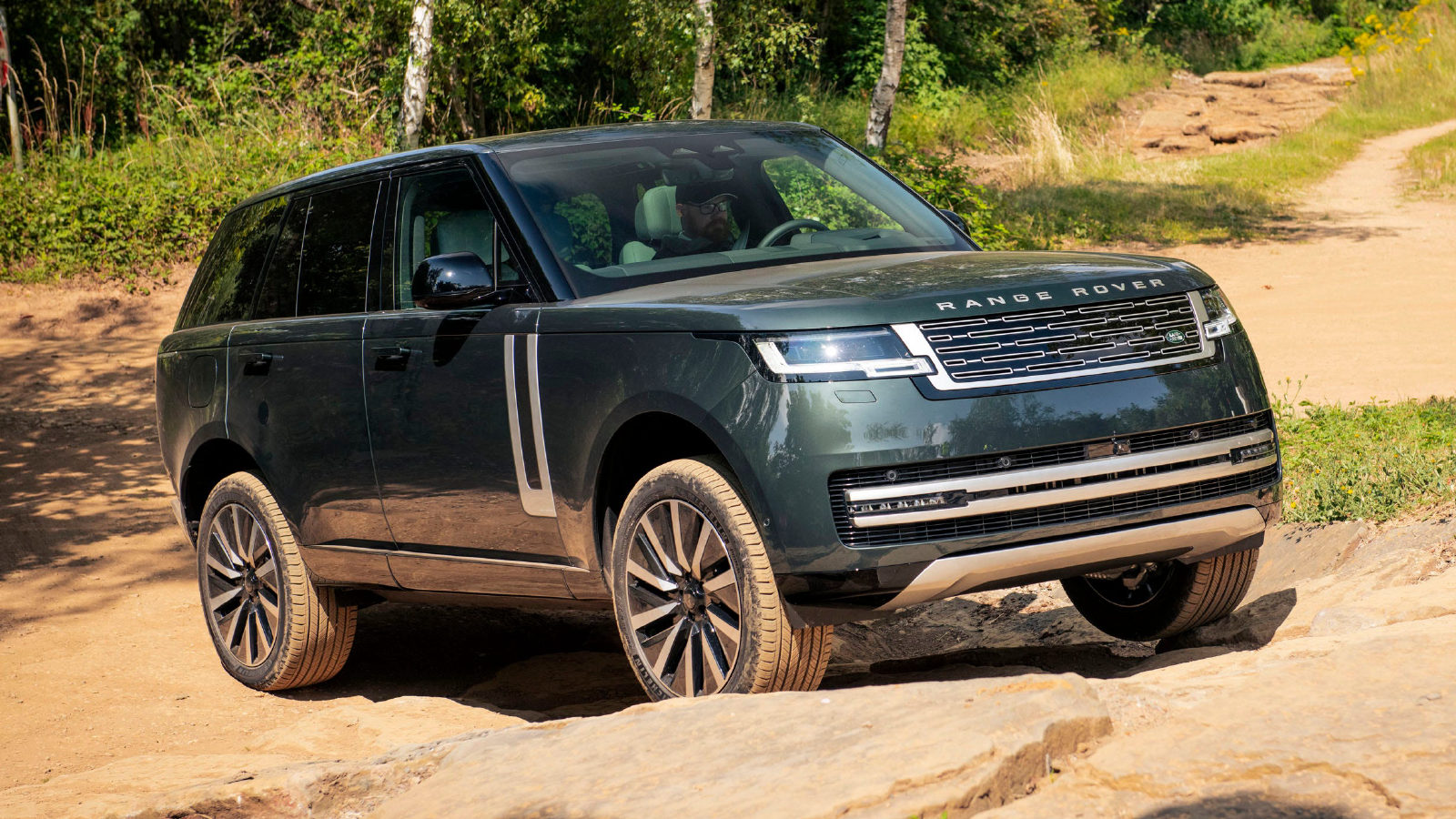 Темно-зеленый Range Rover на камнях